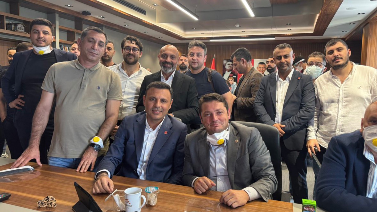 CHP’lilerden İstanbul İl Başkanlığı binasında Özgür Çelik ile fotoğraflı paylaşım