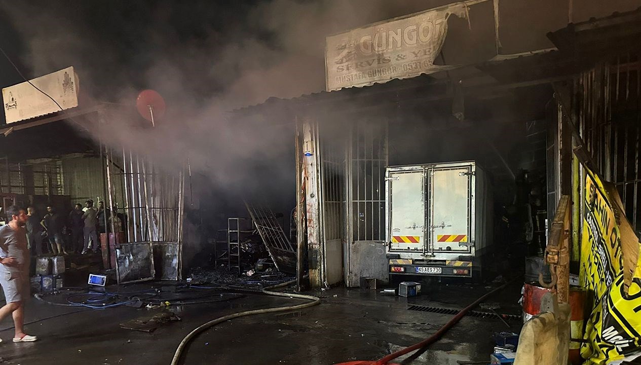 sanayi sitesinde is yeri ve araclar kul oldu BpwmX9ut