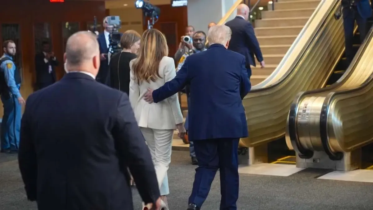 trumpin yuruyen merdiven kazasi Vw3F5EMz