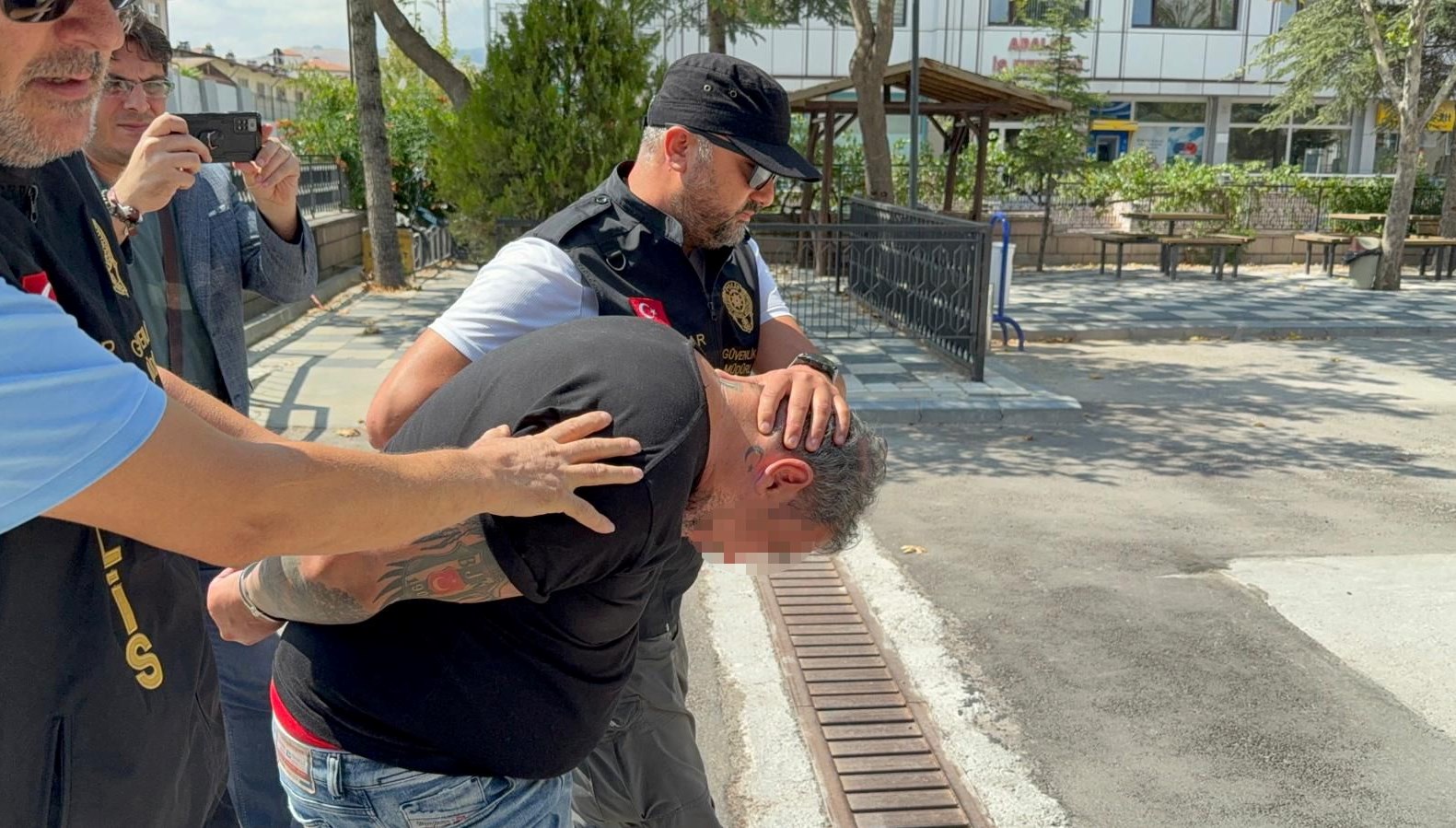 valiye hakarete gozalti KrSF72NT