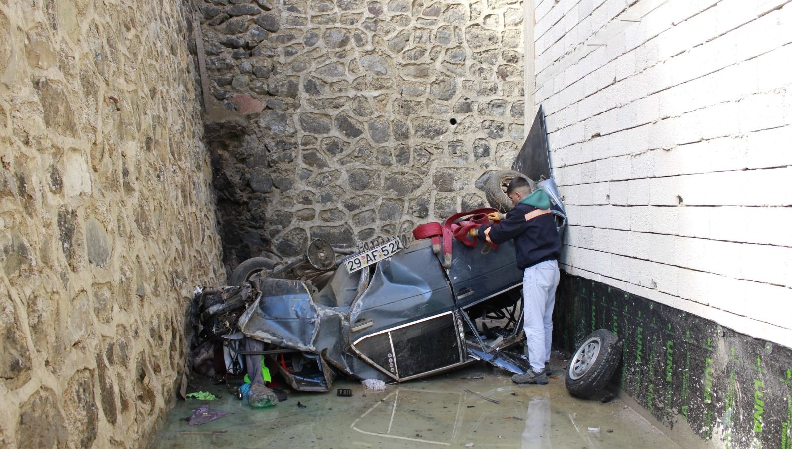 60 metrelik ucurumdan asagiya yuvarlandi cH4BUGuk.jpg