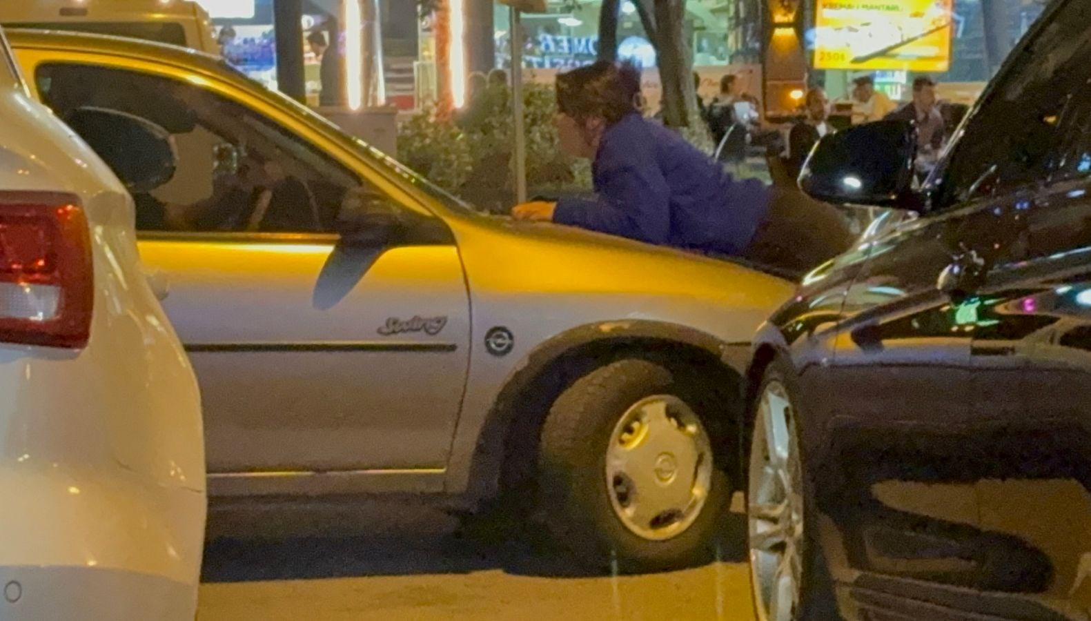 kocasinin gitmesini engellemek icin aracin kaputuna yatti 3LrsLlVw