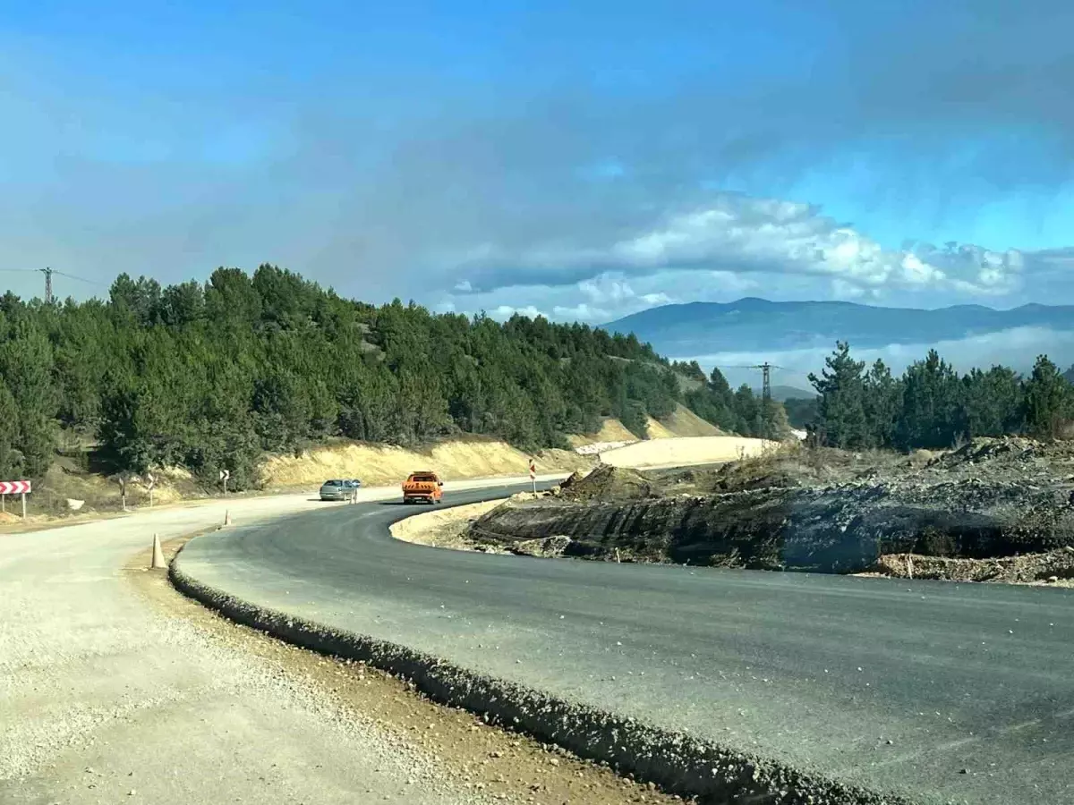 kutahyada tavsanli domanic devlet yolu calismalari hizla devam ediyor 9XulUDhY.jpg