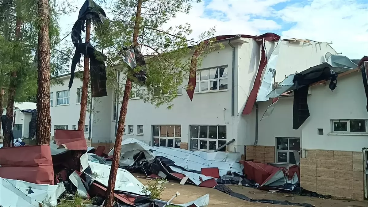 ogrenciler dersteyken firtina nedeniyle okullarin catisi uctu egitime 2 gun ara verildi 3EJVwgau