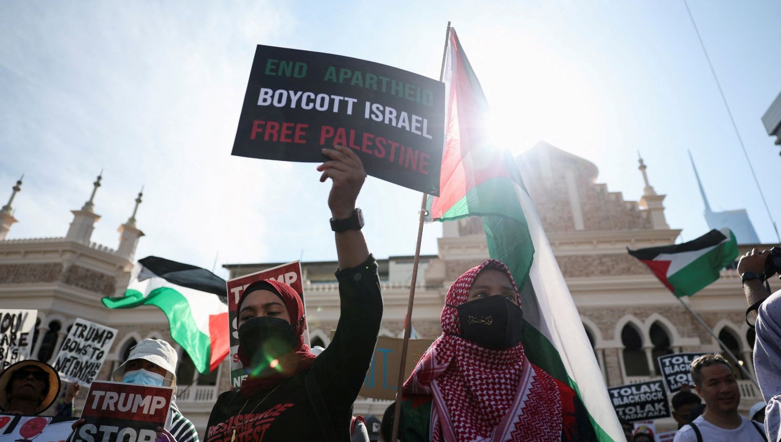 trump protestolarla karsilandi kuala lumpurda ozgur filistin sloganlari iP9ACinJ.jpg