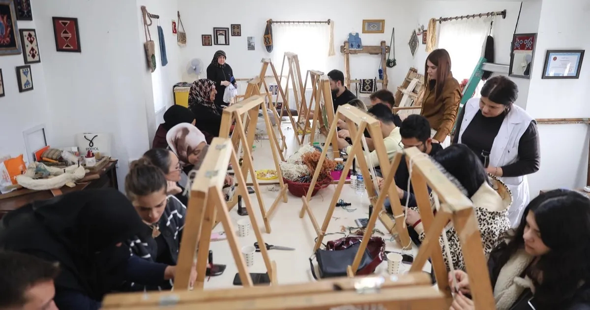 Nevşehirli üniversiteliler dokuma atölyesine katıldı