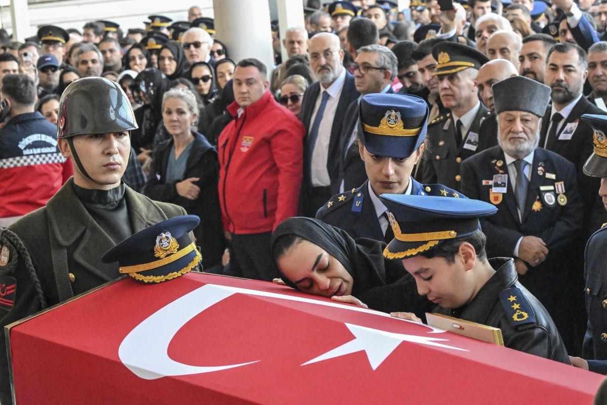 Şehit Hava Pilot Yarbay Gökhan Korkmaz’a eşi ve oğlundan acı veda