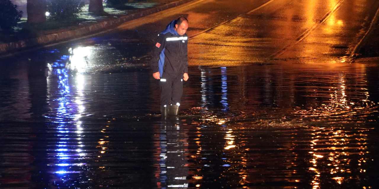 Bodrum’u sağanak vurdu: Caddeler göle döndü evleri su bastı!