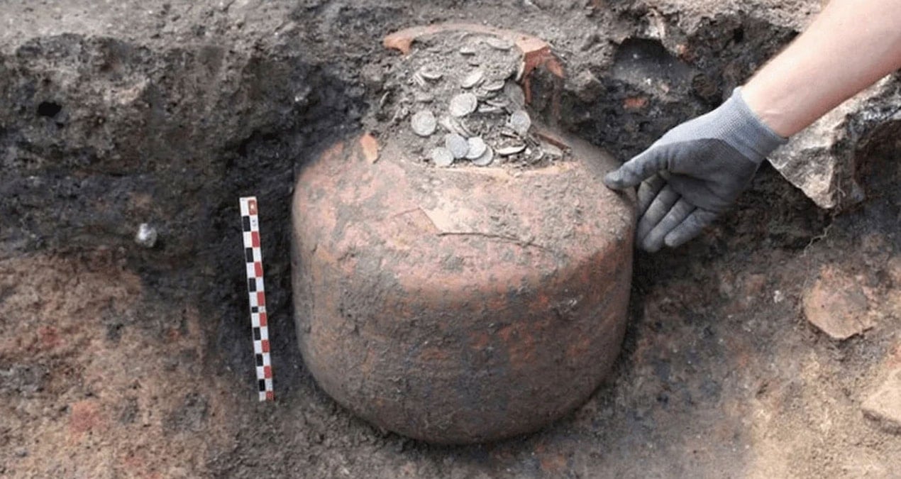 Ev değil gizli banka çıktı: 90 kilo para bulundu