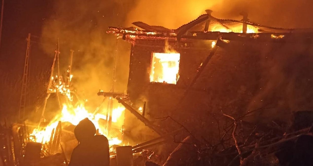 Evde çıkan yangın okul lojmanına sıçradı