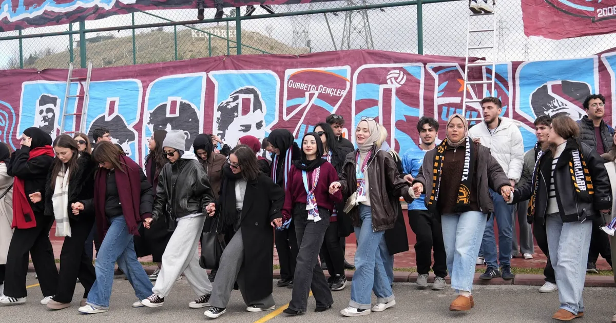 Keçiören’de üniversiteli Trabzonsporlulardan coşkulu horon festivali