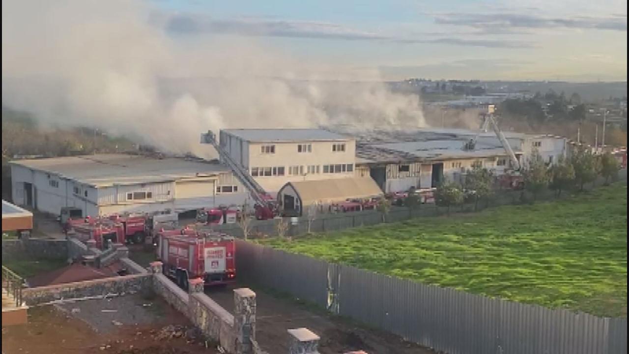 Tuzla’da kauçuk fabrikasında çıkan yangın söndürüldü