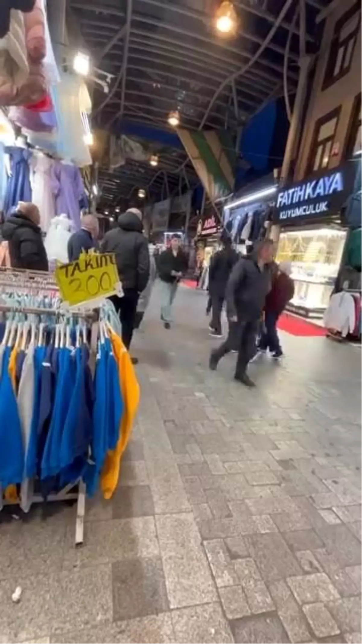 Bursa’da Şiddetli Rüzgar Çatıları Uçurdu