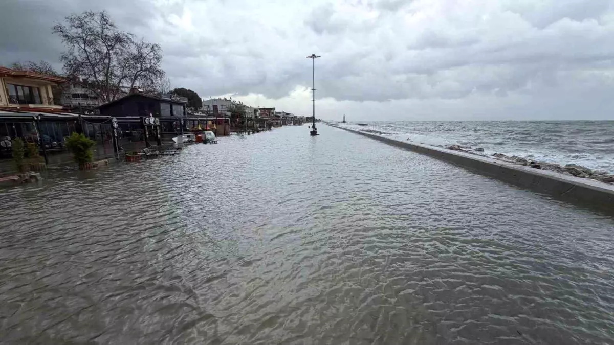 Edremit’te Şiddetli Lodos Fırtınası Felç Etti
