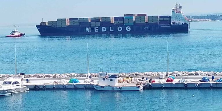 canakkale-bogazinda-arizalanan-gemi-guvenli-bolgeye-demirletildi-LHGUPpAC