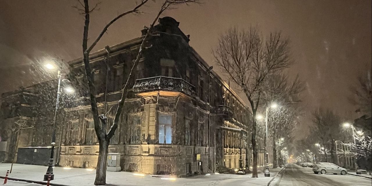 Kars’ta Nisan Ayında Beklenmedik Kar Yağışı