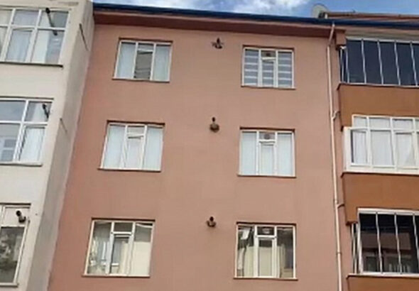 elazigda-5-kattan-dusen-genc-kiz-agir-yaralandi-mSE2n7Ec