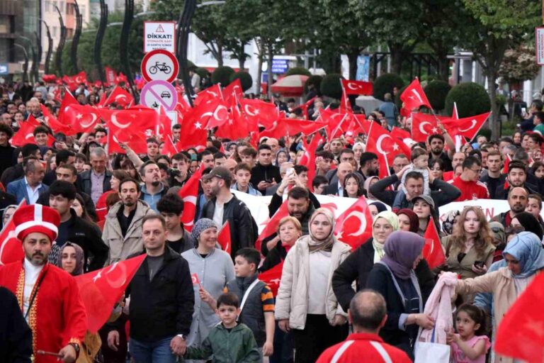 yuzlerce-bolulu-200-metrelik-turk-bayragi-esliginde-yurudu-W9lyX6WL